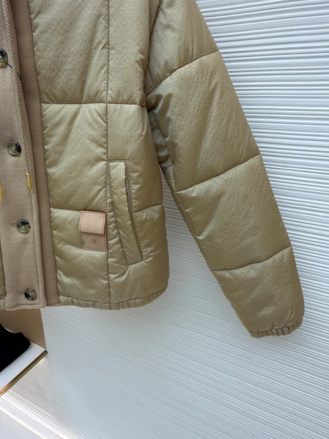 LOUIS VUITTON tear-resistant quilted hooded jacket ●Original version: Purchased and developed by 33886 ●Item number: 1681322-C65 ●Fabric: polyester fiber fabric ●Technology: Printing ●Color: Khaki ●Version: Fitted version ●Weight: about 650 grams ●Size: 36-38-40 ●Description: This style adopts a neat straight cut, which hides the lean body and allows free movement. The hood is equipped with a drawstring, which is windproof and practical. The inner lining is decorated with the brand's unique print, highlighting its unique personality in every detail, creating a dual charm both inside and outside. This style of clothing focuses on functional fabrics. The main fabric is made of 100% nylon, giving it excellent wear resistance and strength; the lining is 100% polyester, which brings a smooth touch and improves breathability and moisture removal. Made of polyester and cotton blend in some areas, it balances comfort and durability. In addition, the specially added polyvinyl chloride coating can effectively enhance the water and wind resistance of the product, making it highly practical. The overall wiring is straight and delicate, the fabric is comfortable and soft, and the color is consistent without color difference. It can be matched with the same style to create a fashionable look and control various occasions. Customized accessories, complete with three standards, same style for men and women!